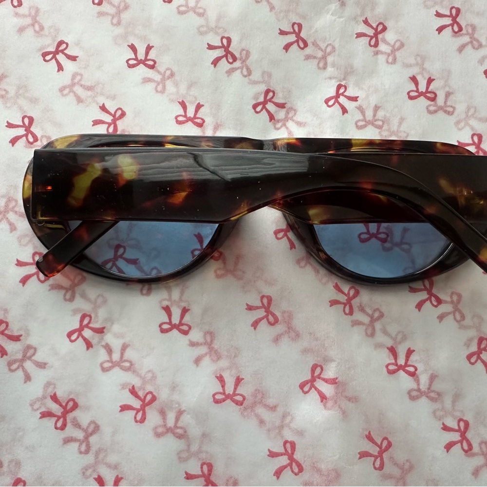 Affordable Fashion Finds Tortoiseshell Frame Sunglasses with Blue Lenses - Picture 5 of 5